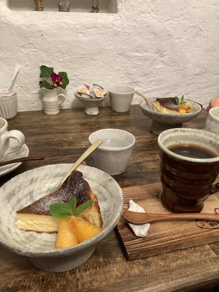 益子焼の器でいただくスイーツとコーヒー